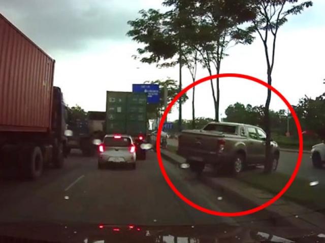 Tin TP Hồ Chí Minh - Clip: Ô tô bán tải bất ngờ "leo con lươn" thoát kẹt xe trên đại lộ