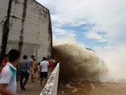 Tin tức trong ngày - Thủy điện Hòa Bình bất ngờ xả lũ sau nhiều năm, có gì bất thường?