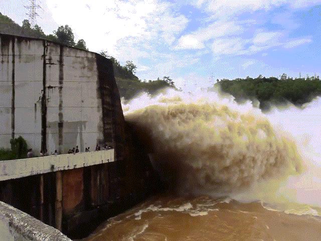 Tin tức trong ngày - Cảnh mở đập xả lũ "rợn tóc gáy" ở thủy điện Hòa Bình