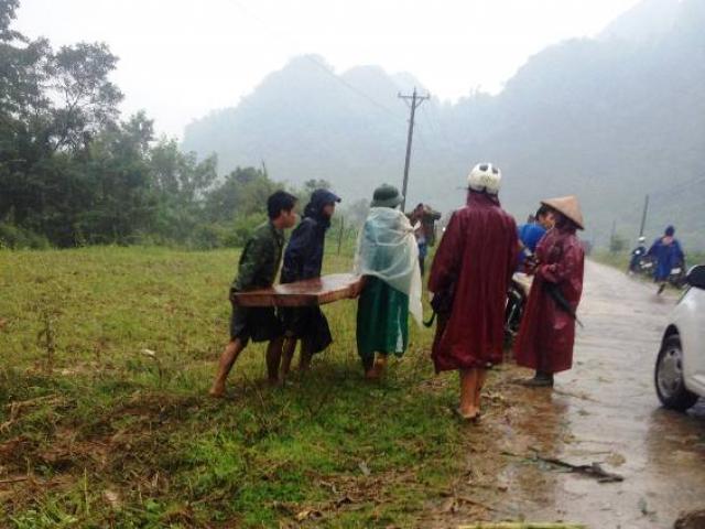 Pháp luật - Chặn xe, cầm đá đập vào mặt kiểm lâm đang tuần tra