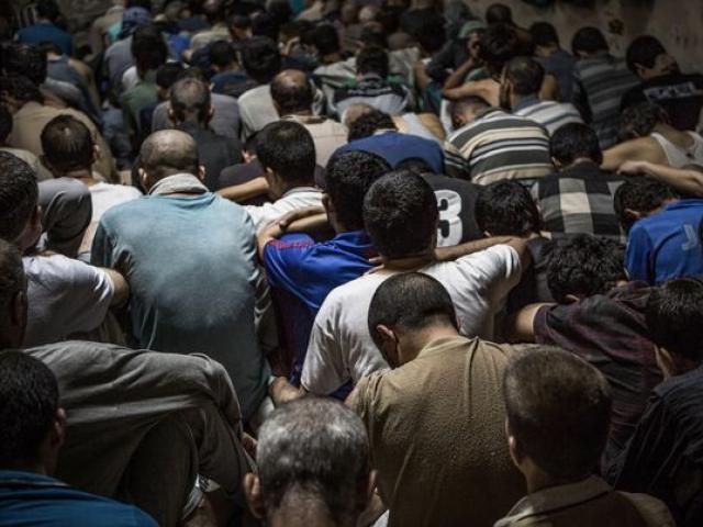 Thế giới - Cảnh nhồi khủng bố IS đến "không thở được" trong tù Iraq