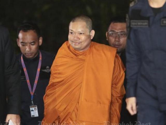 Thế giới - Nhà sư ăn chơi nhất Thái Lan cười tươi khi về nước