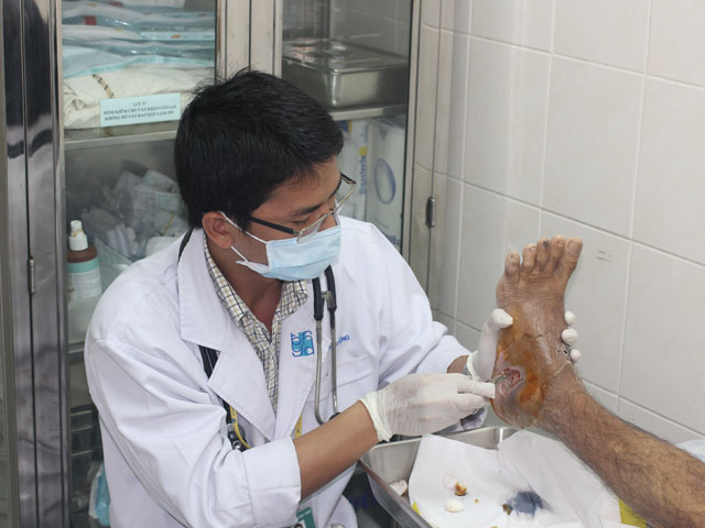 Sức khỏe đời sống - Sai lầm chết người khi đắp thuốc vào chân điều trị đái tháo đường