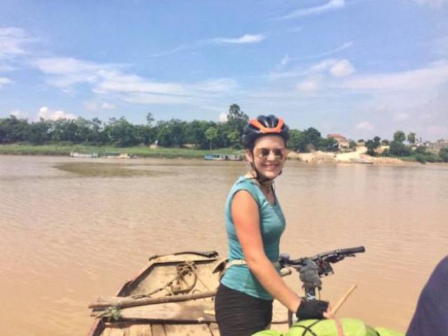 Đạp xe xuyên Việt, nữ phượt thủ người Anh hết mất điện thoại tới mất xe