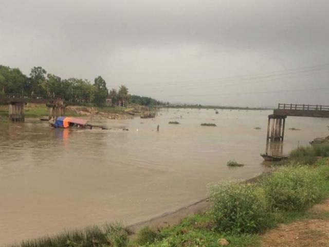 Tin tức trong ngày - Cầu Sông Hoàng đổ sập, một phụ nữ rơi xuống sông