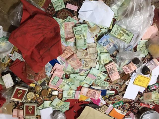 Thế giới - Tiền bạc rải khắp nơi ở của nhà sư nổi tiếng Thái Lan