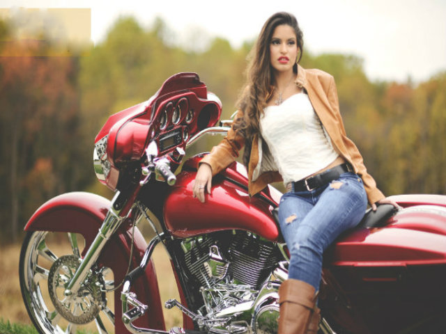 Thế giới xe - Chết mê chân dài xăm hoa hồng chế ngự Harley-Davidson