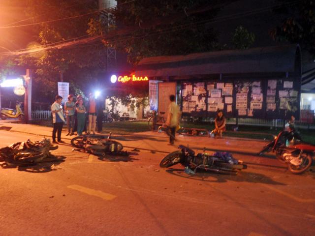 Tin tức trong ngày - Hiện trường tai nạn kinh hoàng 13 ô tô, xe máy đâm nhau ở SG