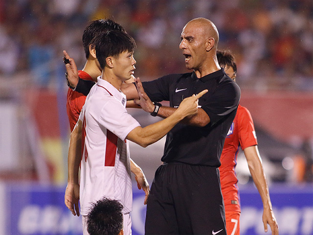 Bóng đá - HLV Hữu Thắng &amp; Công Phượng thi nhau "cãi" trọng tài