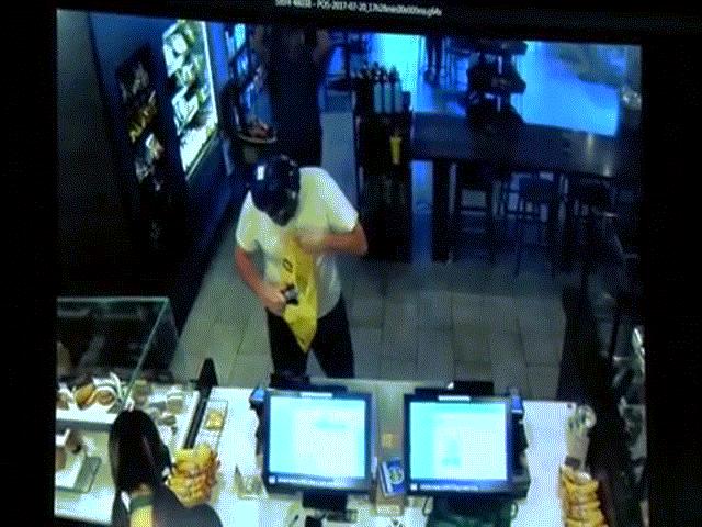 Phi thường - kỳ quặc - Mỹ: Cướp lao vào cửa hàng, bị khách phang ghế vào đầu