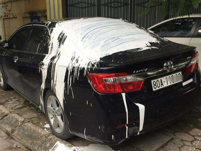 Tin tức trong ngày - Hà Nội: Xế hộp” biển 80A đậu trên vỉa hè bị ném “bom sơn” khắp xe