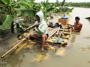 Tin tức trong ngày - Người dân đóng bè chuối vượt sông Hồng giữa Thủ đô Hà Nội