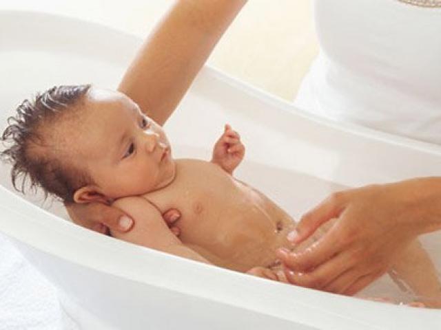 Sức khỏe đời sống - Trẻ hẹp bao quy đầu điều trị tại nhà thế nào?