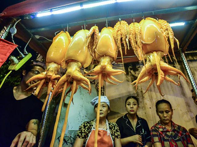 Ẩm thực - "Sốt xình xịch" món mực khổng lồ hút hồn giới trẻ Hà thành