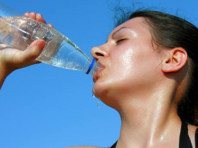 Uống nước lạnh ngay sau khi lao động ngoài trời nắng về có gây hại?
