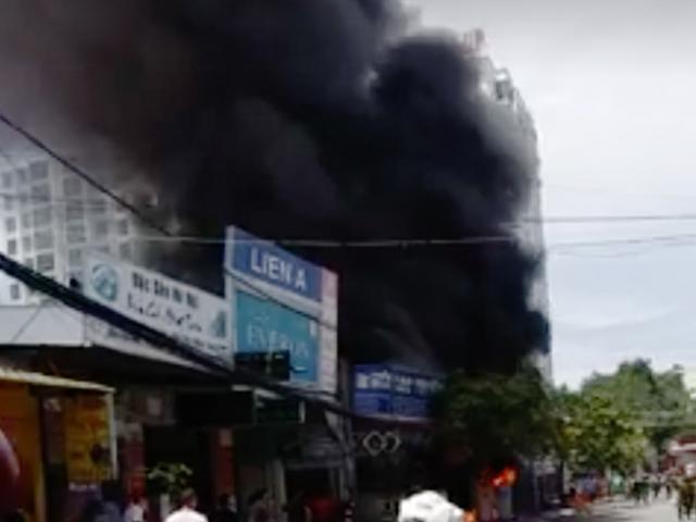 Tin tức trong ngày - Sau nhiều tiếng nổ lớn, khói lửa bao trùm 3 cửa hàng ở SG