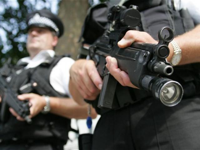 Thế giới - Mỹ: Đang yên đang lành, bị cảnh sát đến nhà bắn chết