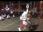 Thể thao - Võ sư Vịnh Xuân Flores so tài &quot;bậc thầy&quot; Karate: 1 người &quot;sứt đầu mẻ trán&quot;