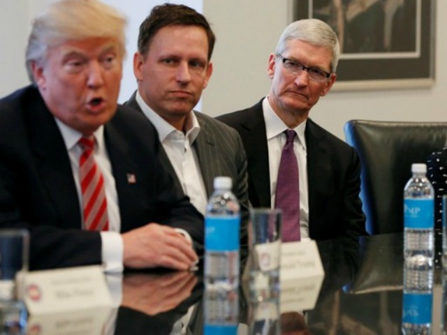 Thời trang Hi-tech - Tim Cook phản đối lệnh cấm người chuyển giới nhập ngũ của Donald Trump