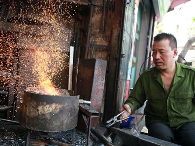 Tin tức trong ngày - Khó tin giữa lòng phố cổ Hà Nội vẫn có người đàn ông làm nghề này