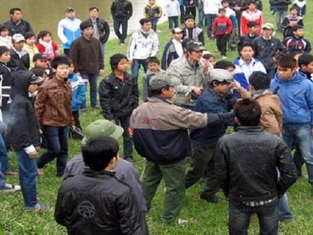 Tin tức trong ngày - Thấy hô hoán, cả làng quây đánh 2 người mua thuốc lá