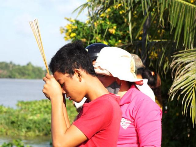 Tin tức trong ngày - Vụ chìm ghe 2 người mất tích: “Gọi mẹ và em gái khàn giọng nhưng không thấy trả lời”