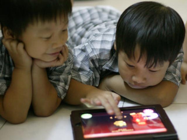 Cho trẻ chơi điện thoại, Ipad nhiều hại tới sức khỏe thế nào?