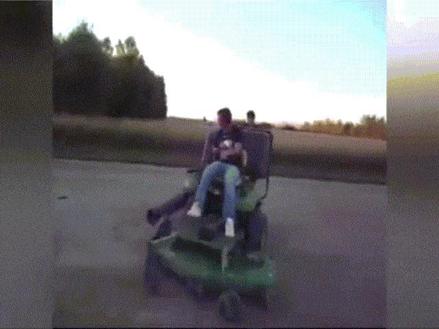 Video Clip Cười - Clip hài: "Sấp mặt" khi nghịch dại với máy cắt cỏ