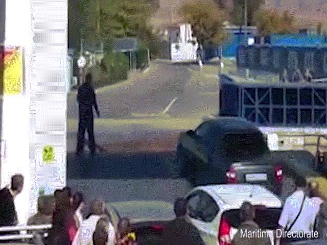 Phi thường - kỳ quặc - Phà chưa cập bờ, tài xế như "ma làm" lái ô tô lao xuống biển