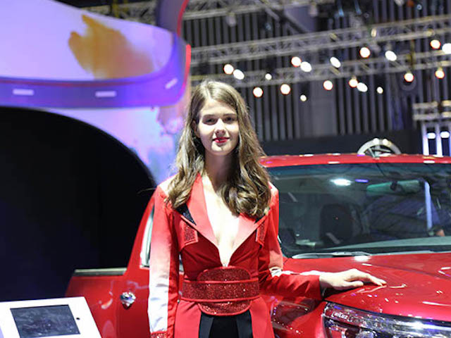 Xe xịn - Dàn "chân dài" nóng bỏng tại triển lãm ô tô Việt Nam