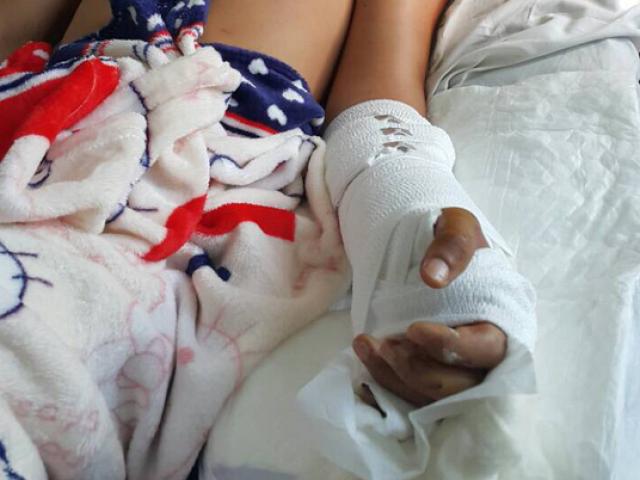 Tin tức trong ngày - Sơ ý, một công nhân bị máy cắt giấy xén luôn bàn tay