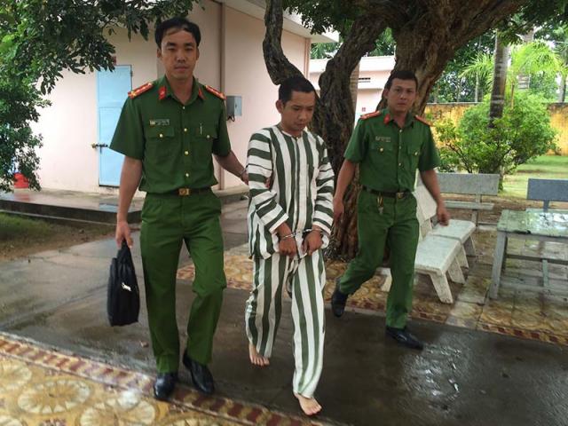 Pháp luật - Thua độ bóng đá, nam kỹ sư uống 2 lon bia rồi đi cướp ngân hàng