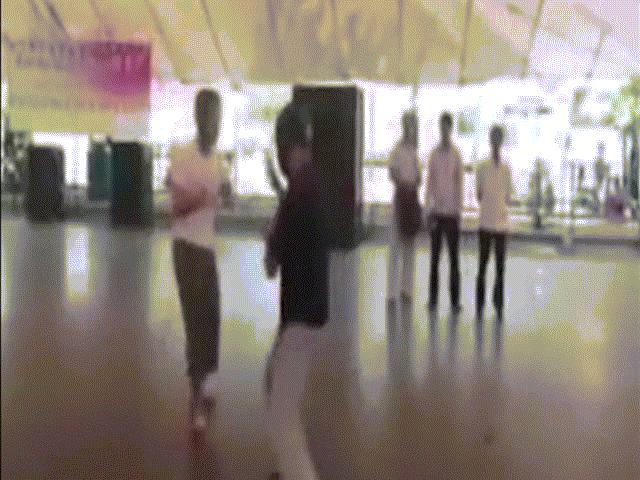 Thể thao - Clip: Võ sư Vịnh Xuân Flores ra đòn cao thủ Bạch Hổ "vỡ mặt"