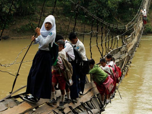 Giáo dục - du học - Thót tim trước những con đường đi học nguy hiểm nhất hành tinh