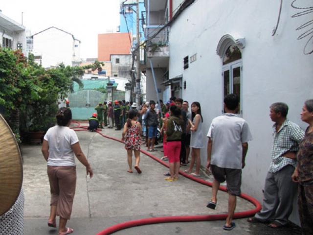 Tin tức trong ngày - Cô gái trẻ nhảy lầu, thoát khỏi đám cháy ở Sài Gòn