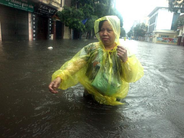Tin tức trong ngày - Bão số 2 đi qua, Bắc Bộ vẫn chưa thoát cảnh mưa ngập đường