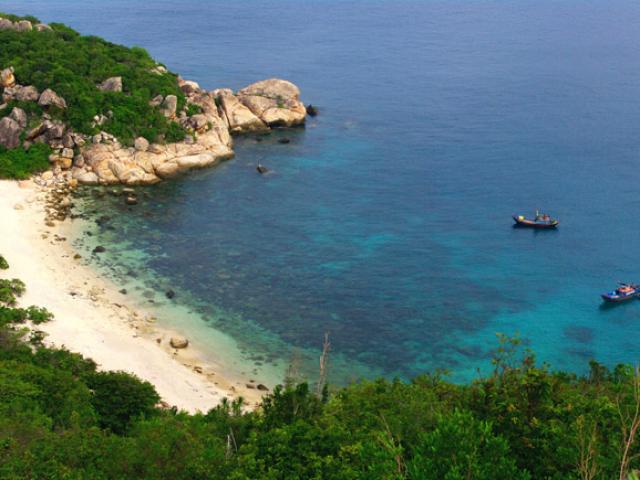 Du lịch - Khám phá bãi tắm đẹp lung linh, ăn tôm hùm giá "bèo" bậc nhất Việt Nam