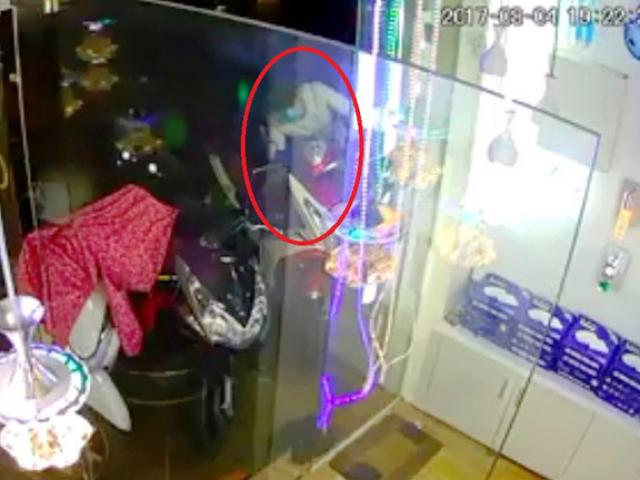 Clip: Trộm dùng “ảo thuật” lấy xe tay ga trong vài giây ở SG