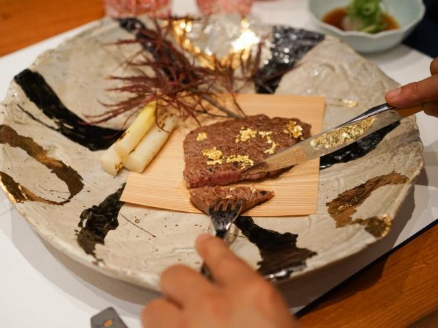 Tài chính - Bất động sản - Ghé thăm nhà hàng nơi lãnh đạo Google, Apple thường tới ăn bít tết rắc vàng