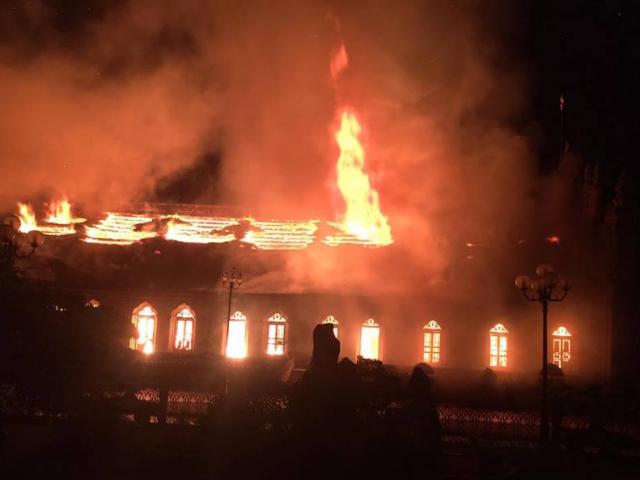 Tin tức trong ngày - Nhà thờ cổ 130 năm tuổi bằng gỗ lim bị thiêu rụi trong đêm