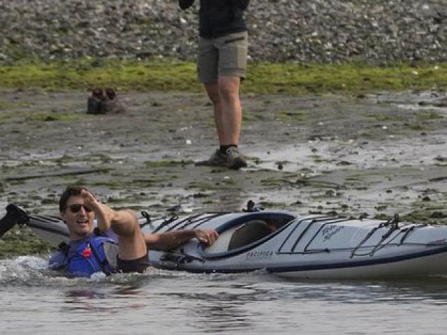 Thế giới - Thủ tướng điển trai Canada bất ngờ ngã nhào xuống nước