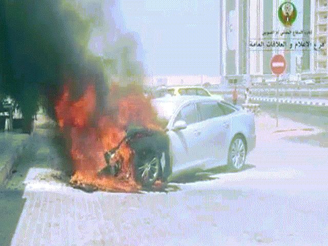 Phi thường - kỳ quặc - Ô tô bốc cháy đùng đùng vì trời quá nóng