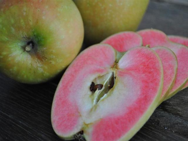 Thị trường - Tiêu dùng - Mê mẩn loại táo Mỹ lạ "xanh vỏ - hồng lòng" siêu dễ thương