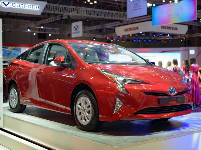 Tin tức ô tô - Cận cảnh "xe xanh" Toyota Prius 2017 ở Việt Nam