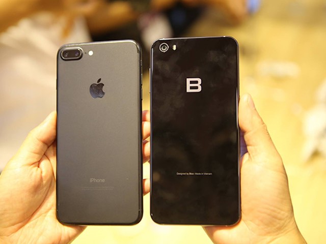 Ảnh: Bphone 2017 lép vế thế nào khi đứng cạnh iPhone 7 Plus?
