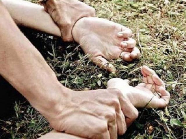 Pháp luật - Chở con riêng của vợ đi chơi, giữa đường giở trò đồi bại