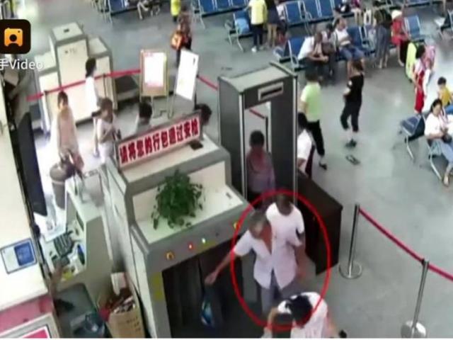 Thế giới - Người đàn ông TQ xách vali 2 cánh tay người đi xe buýt về quê