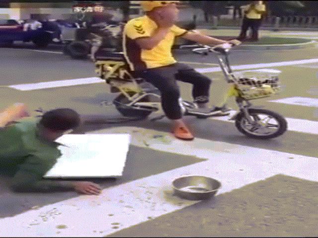 Video Clip Cười - Clip: Lão ăn xin giả què "lộ mặt" vì tình huống oái oăm