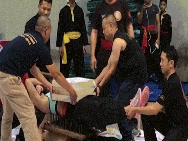 Thể thao - Nghẹt thở chứng kiến nữ võ sĩ thi triển công phu "Thiết bố sam"