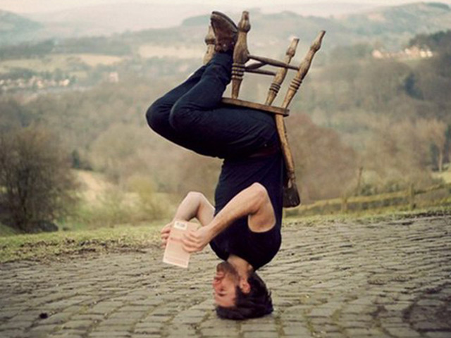 Tranh vui - Muốn "khác người" thì phải... ngược đời